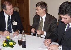 (Klik za uvećanje: JPEG, 34 KB) Dragan Domazet, Bill Gates i Goran Veljović potpisuju ugovor - snimio: „Microsoft”